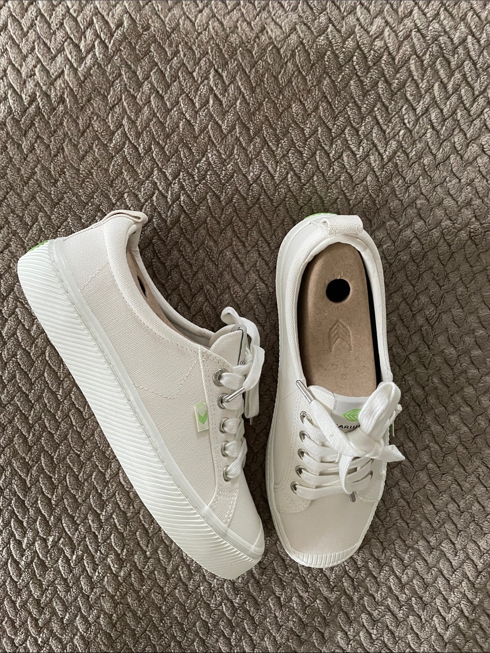 Cariuma OCA low Off-White Canvas Sneakers